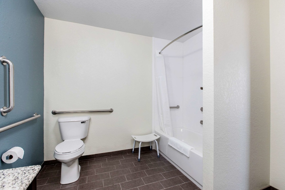 Sleep Inn and Suites Ankeny Des Moines IA 7/33