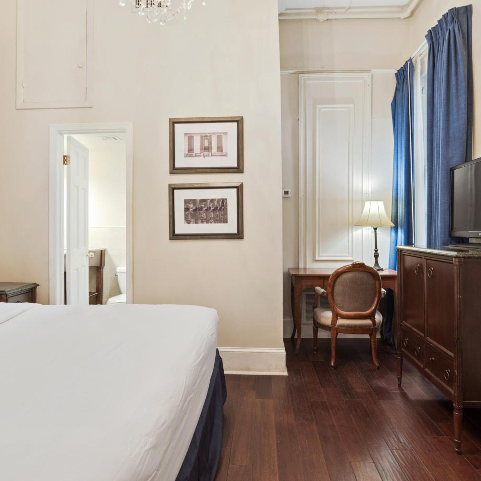 Petite, Queen Bed