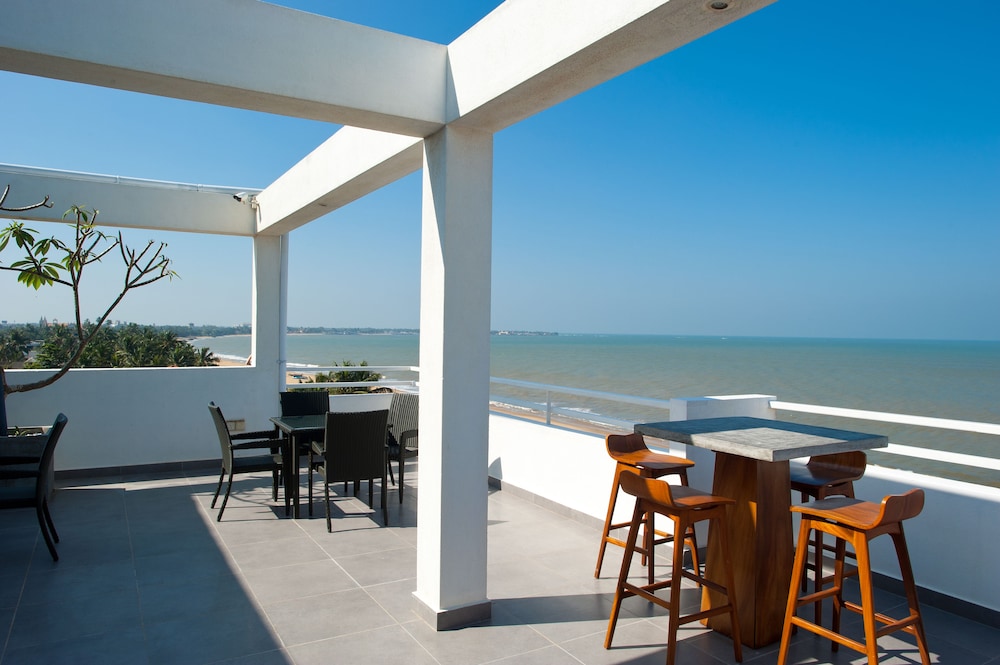 The Beach - All Suite Hotel 45/50