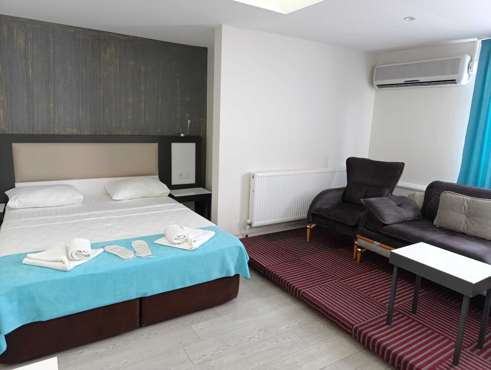 DELUXE, DOUBLE BED, BATHTUB