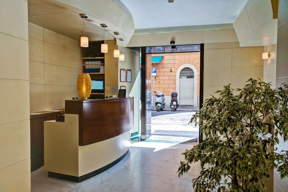 Crosti Hotel And Residence 4/45