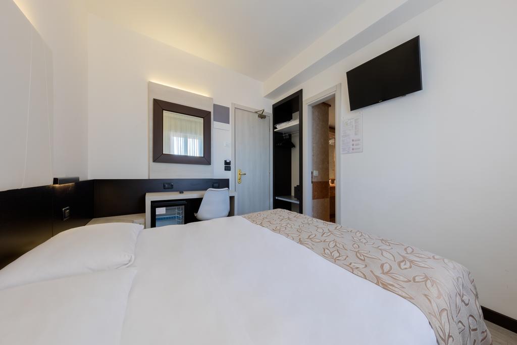 Standard, Double or Twin Bed