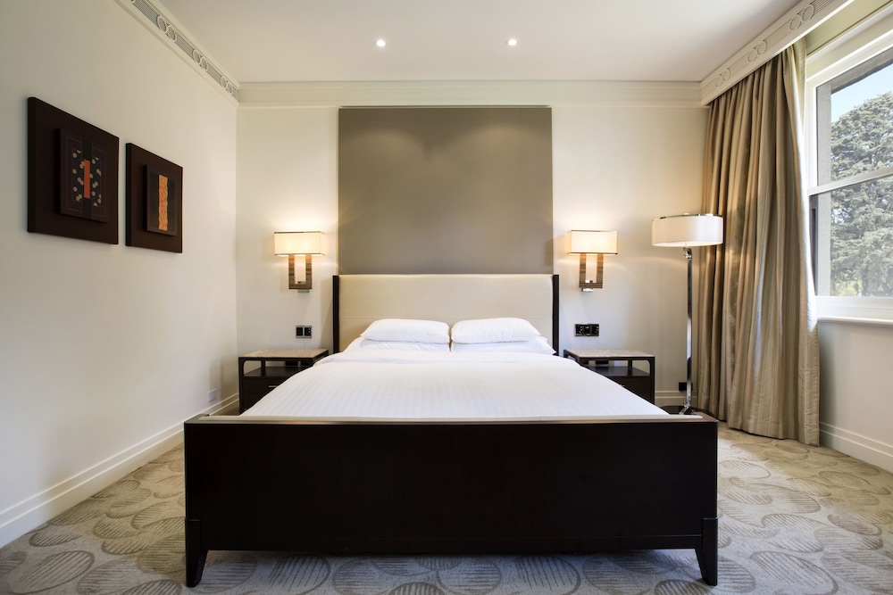 Hyatt Hotel Canberra 19/75