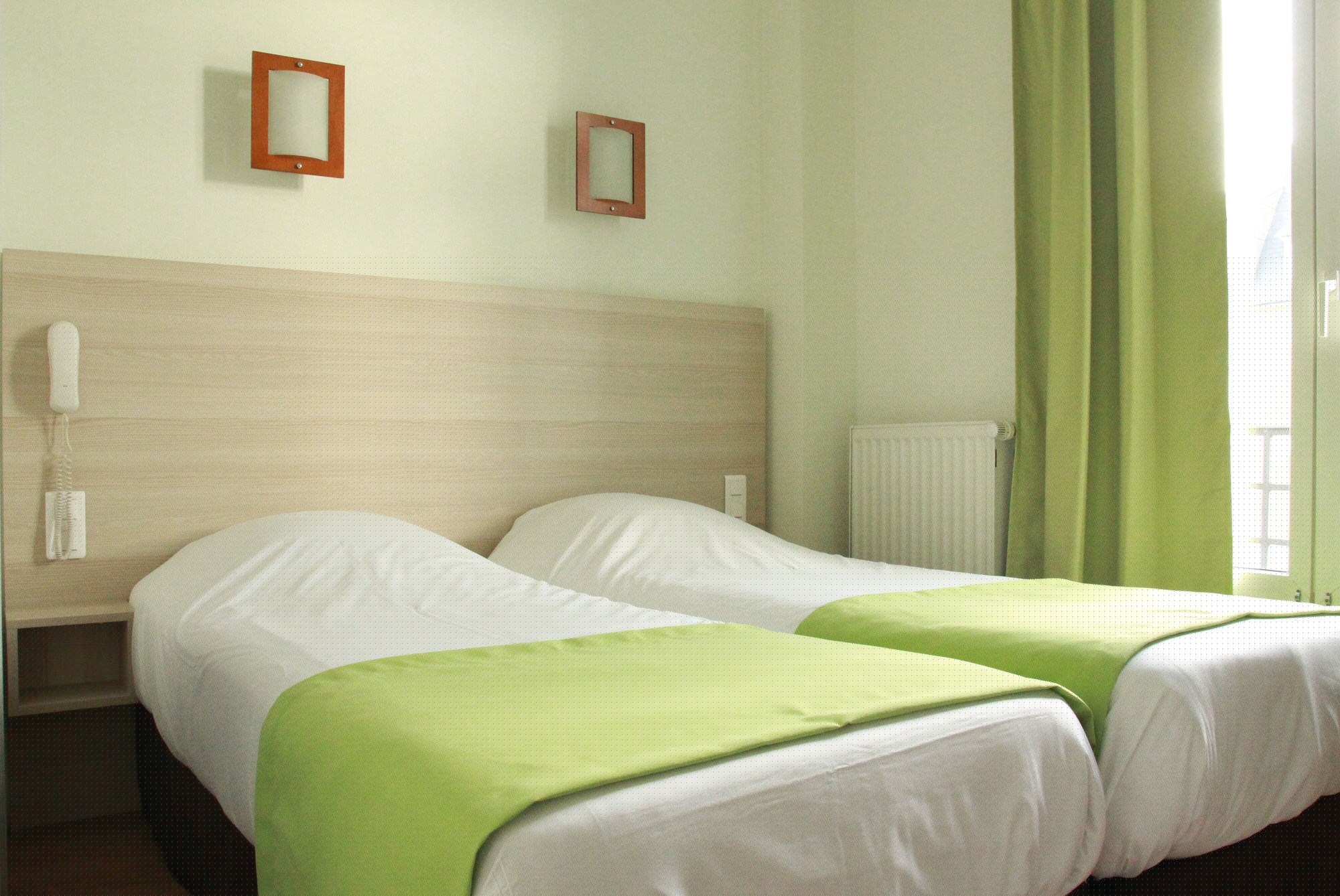 ROOM, TWIN BEDS