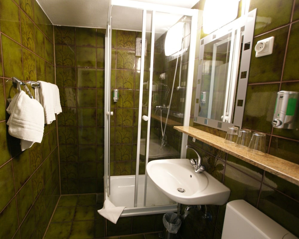 Bahn Hotel Dusseldorf 10/41