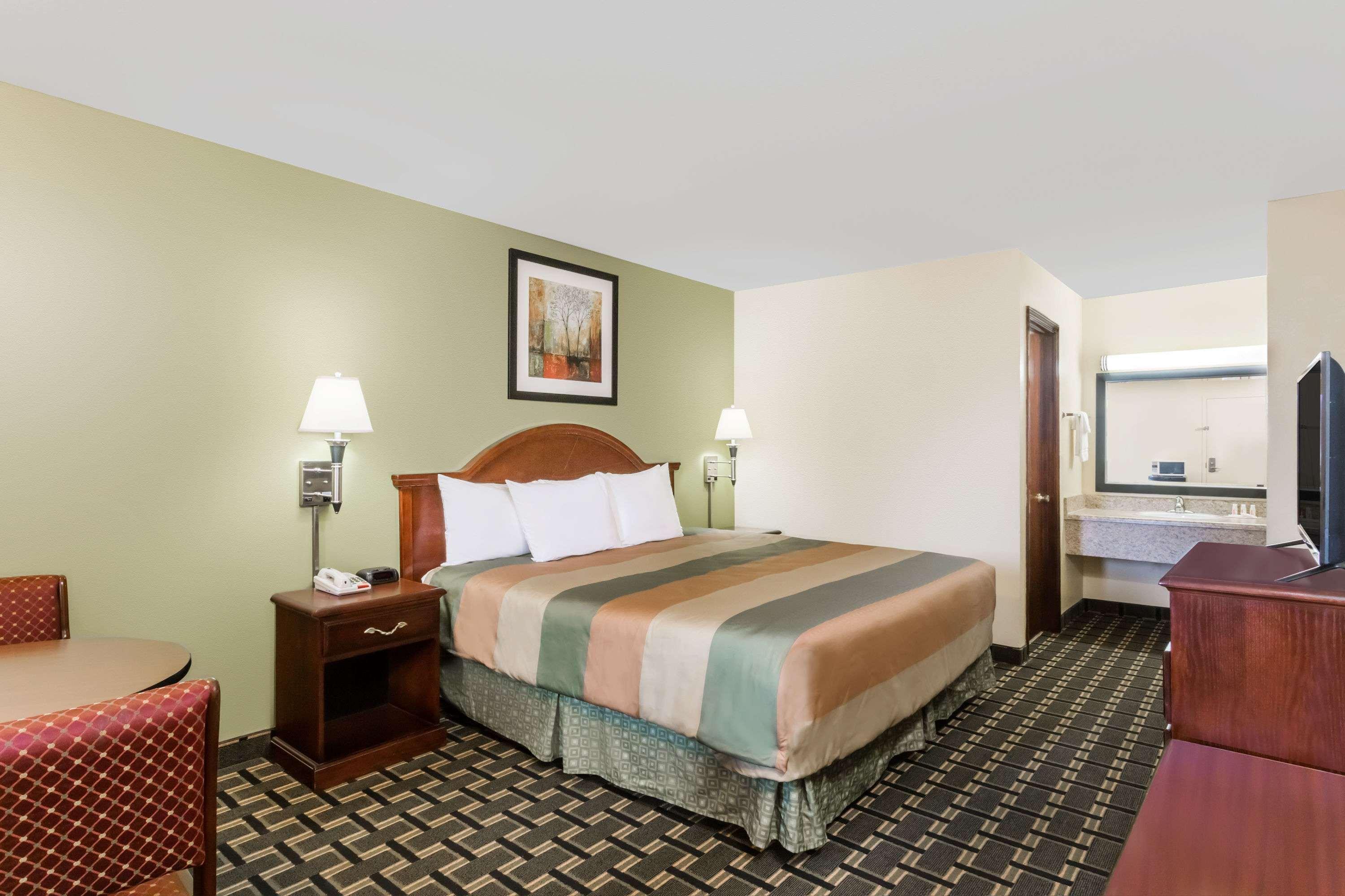 Days Inn by Wyndham Blakely 12/23