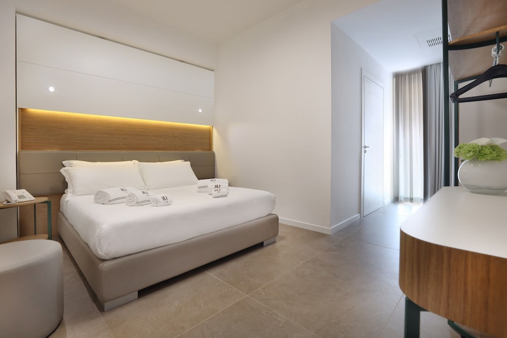 M F Hotel 21/72