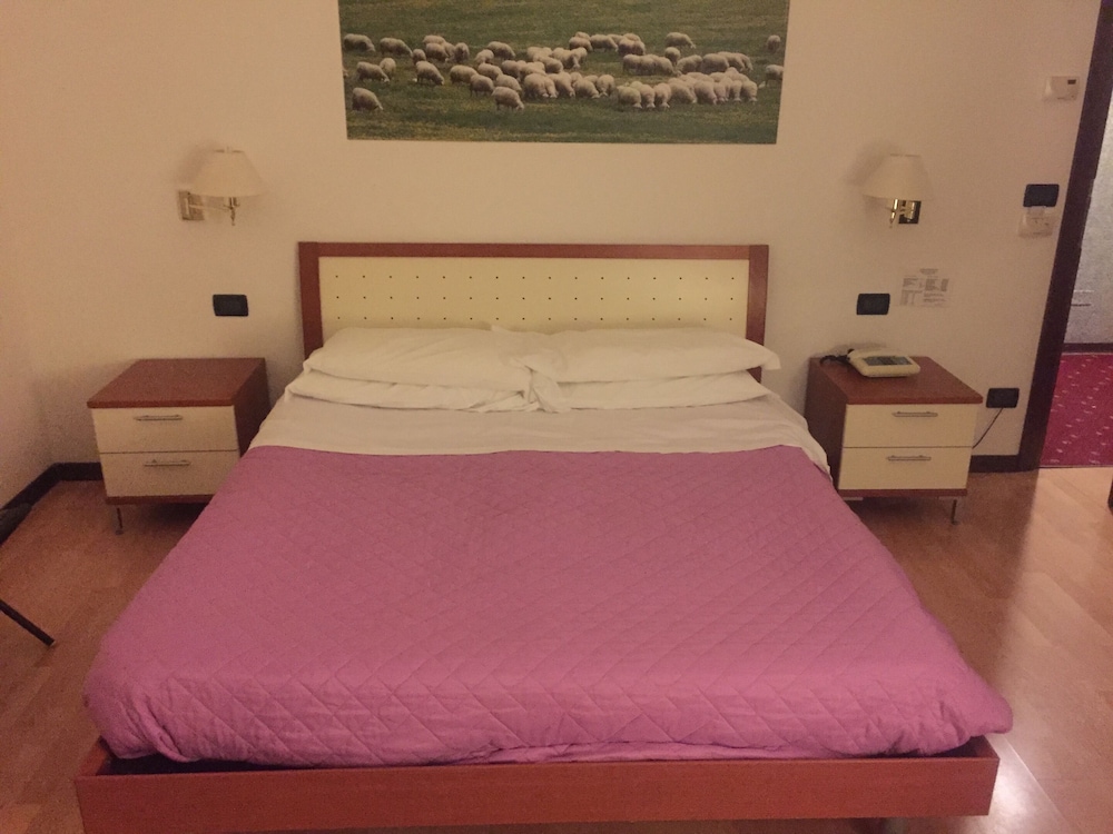 ROOM, SINGLE