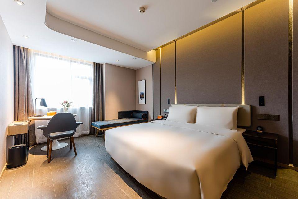 Mini, Queen Bed