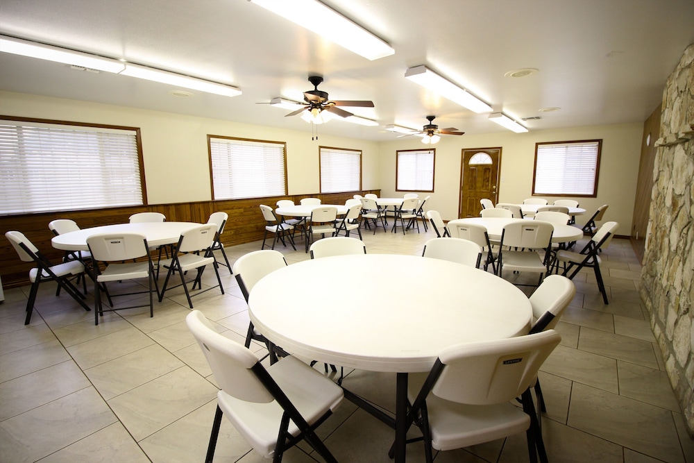Peach Tree Inn & Suites 54/67