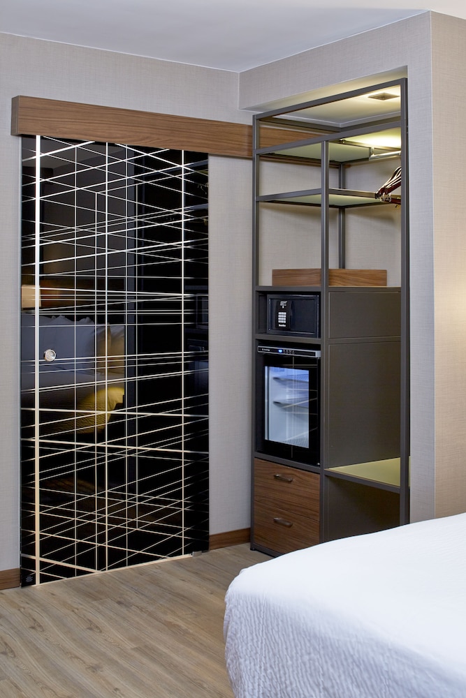 ROOM, KING BED, ACCESSIBLE