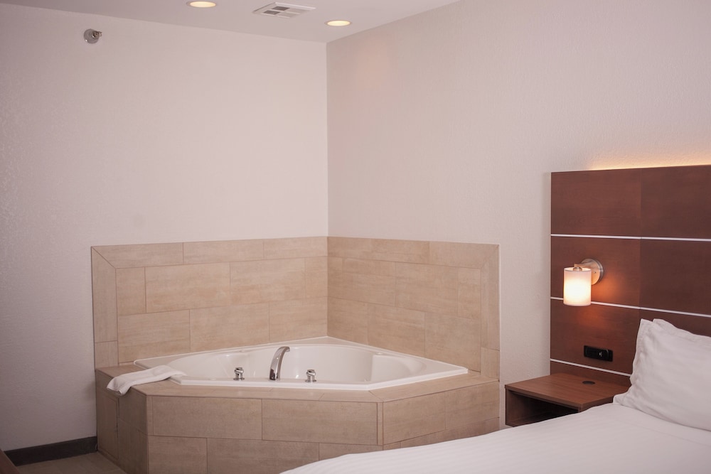 Holiday Inn Express and Suites Logan an IHG Hotel 69/71