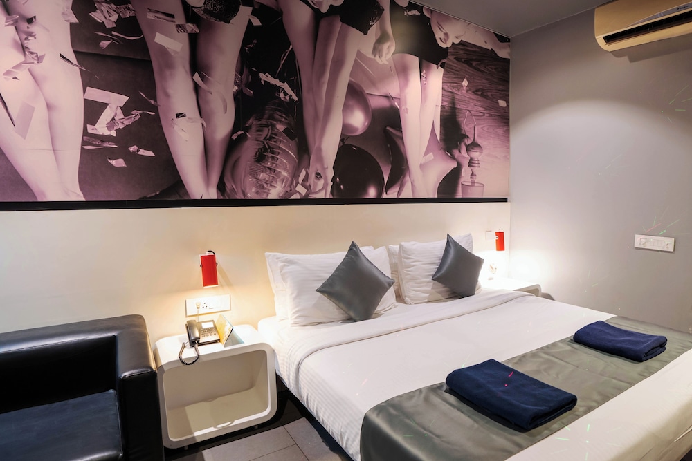 SinQ Party Hotel 8/43