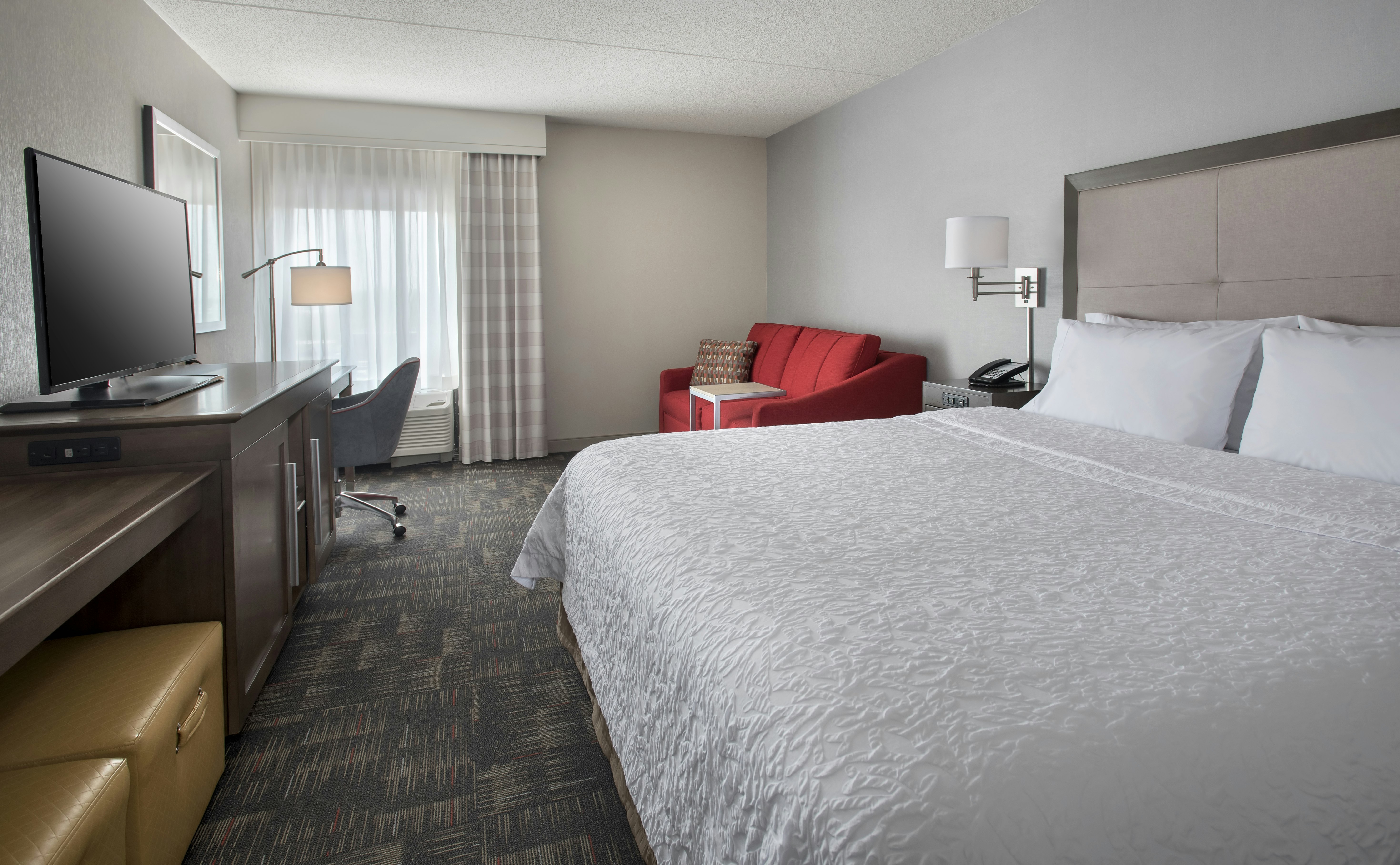 Study, King Bed، Hampton Inn Boston Logan Airport 2/3