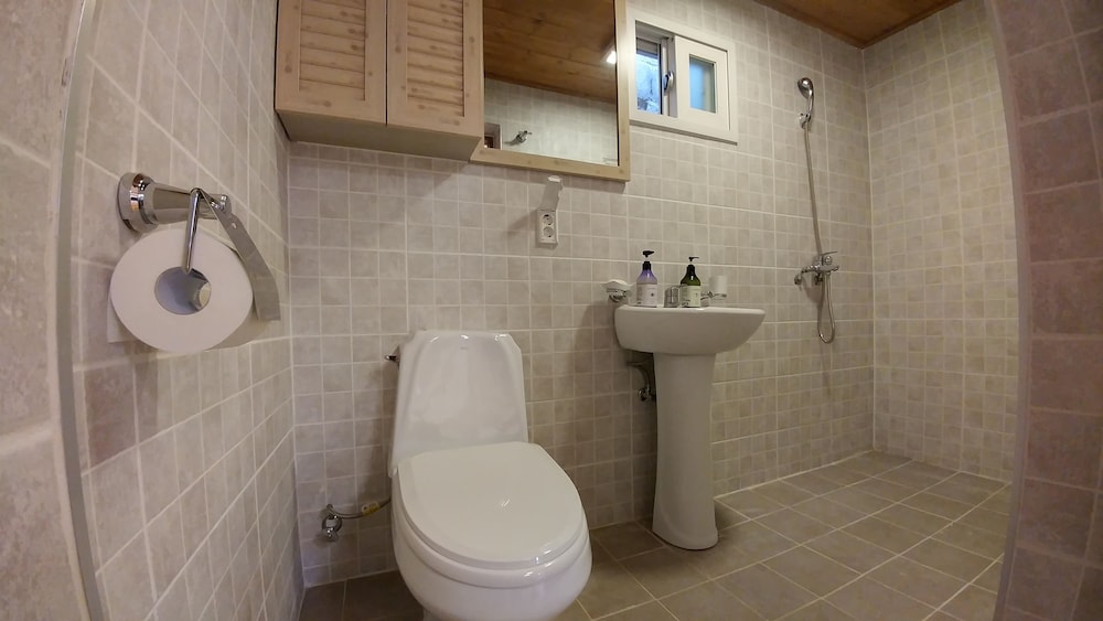 FAMILY, PRIVATE BATHROOM