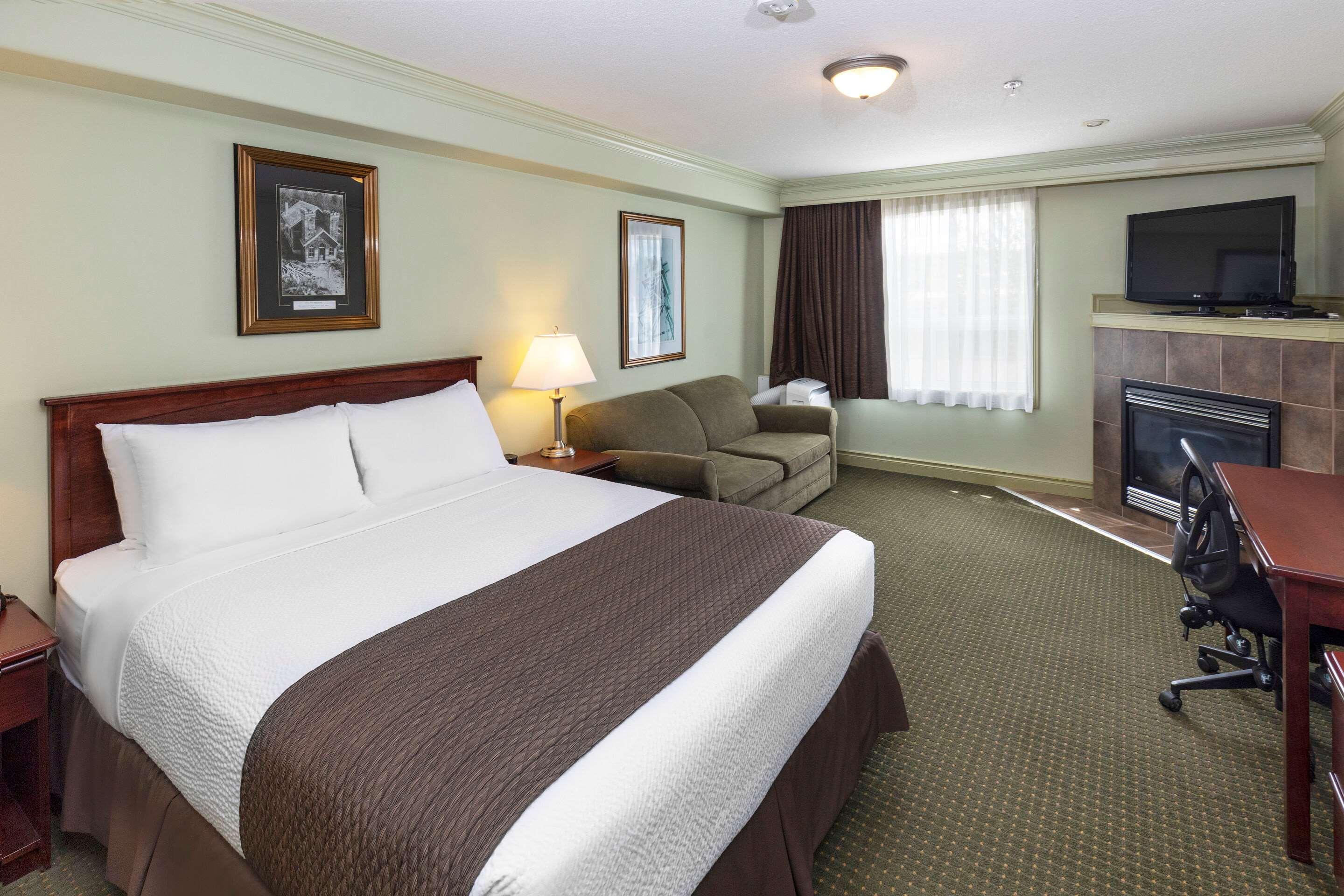 غرفة بسرير كوين للمدخنين، Quality Inn & Suites Whitecourt 2/5