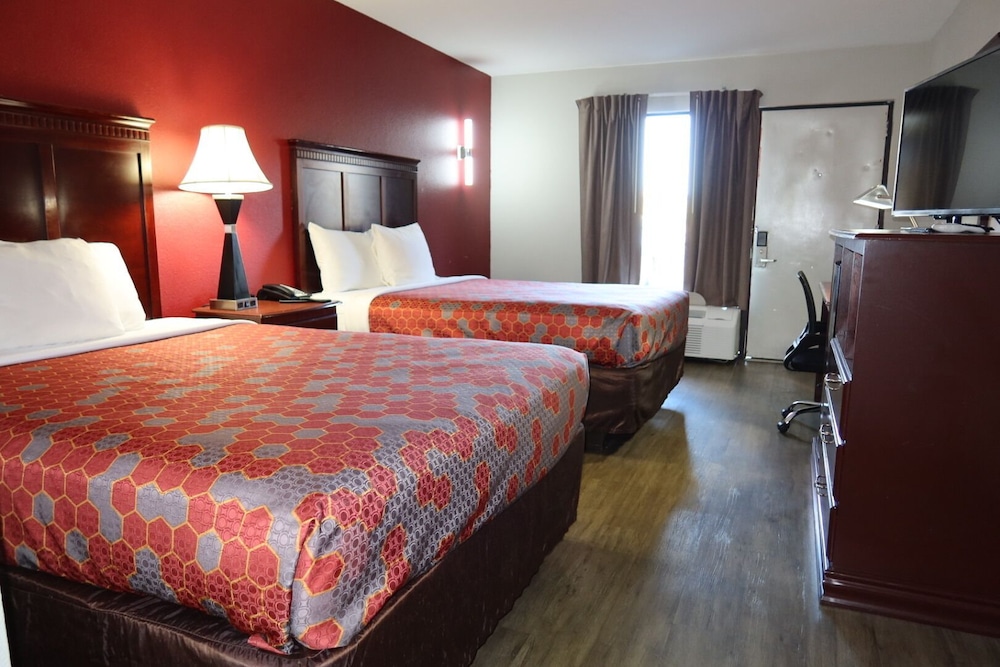 Standard, 2 Queen Beds, Econo Lodge Inn & Suites Evergreen 3/10