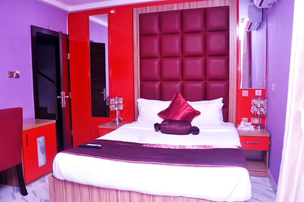 EXECUTIVE, KING BED
