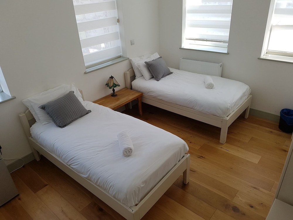 ROOM, TWIN BEDS