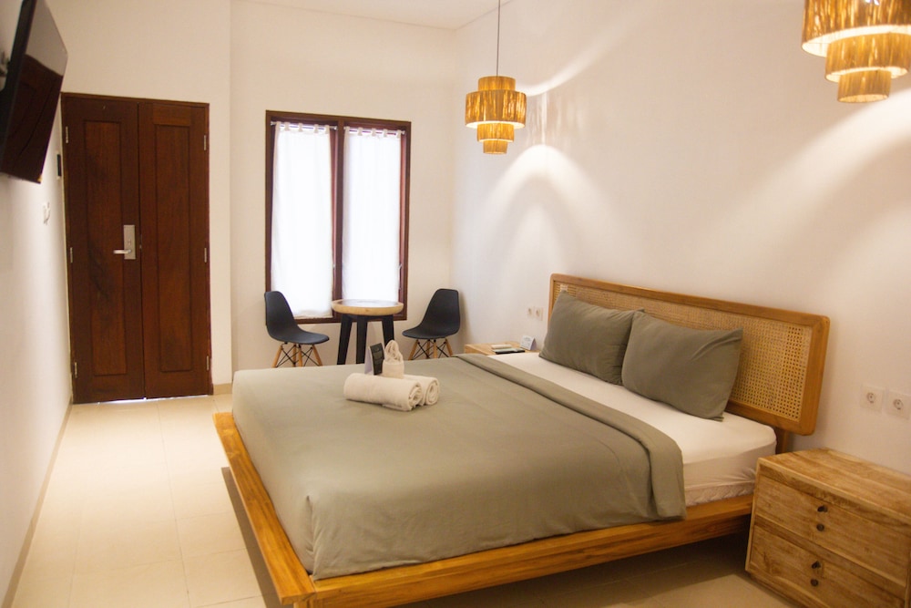 ROOM, KING BED, POOL VIEW