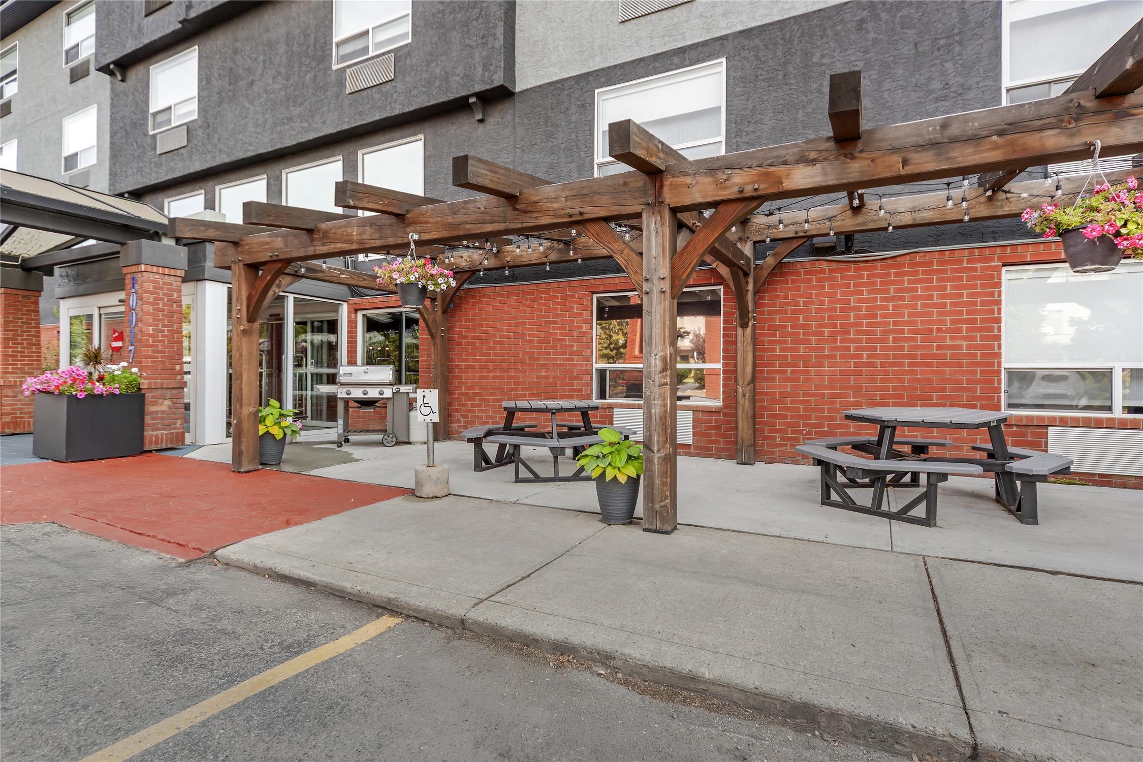 Best Western Plus West Edmonton 70/77