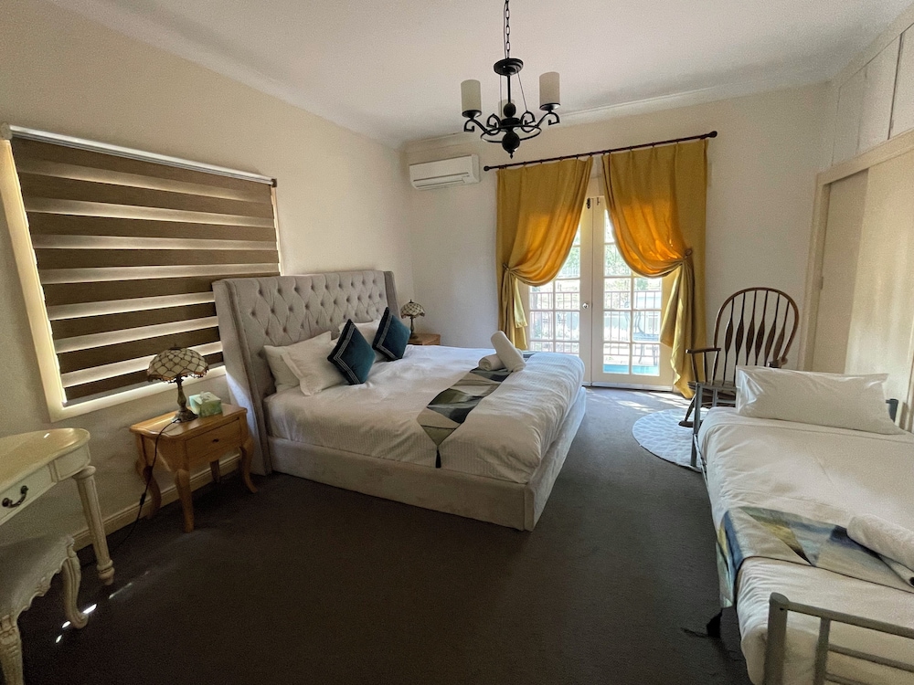 3 Bedrooms, Suite, King and Twin Beds, Queen Bed, 2 Bathrooms
