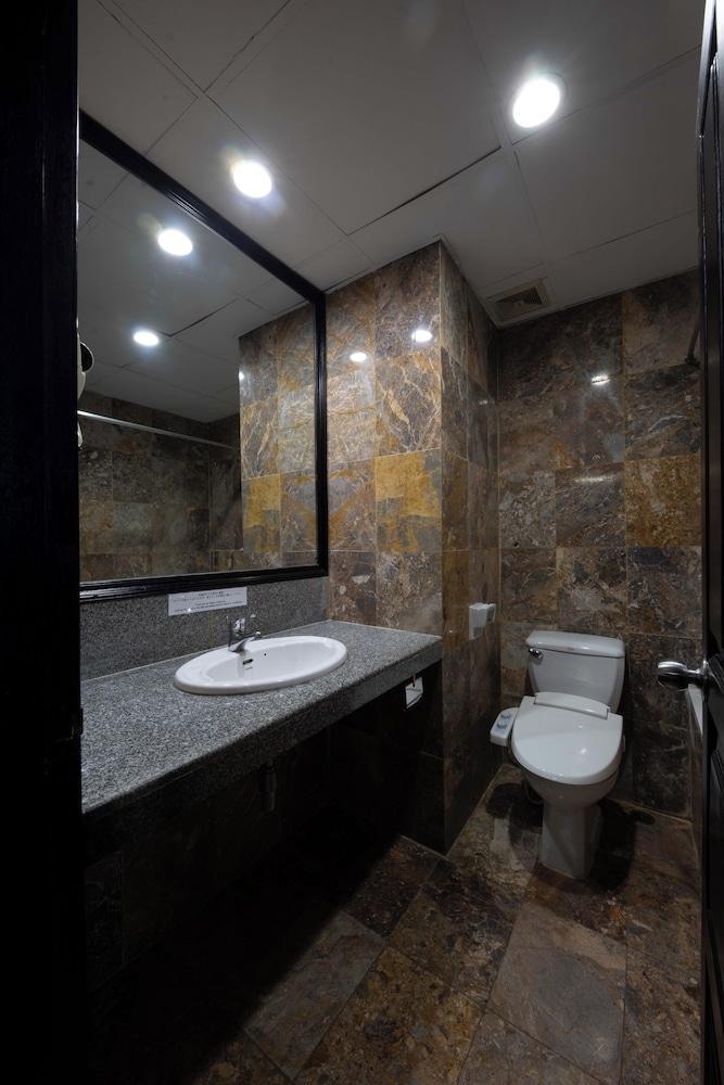 Azumaya Hotel Phnom Penh 49/50