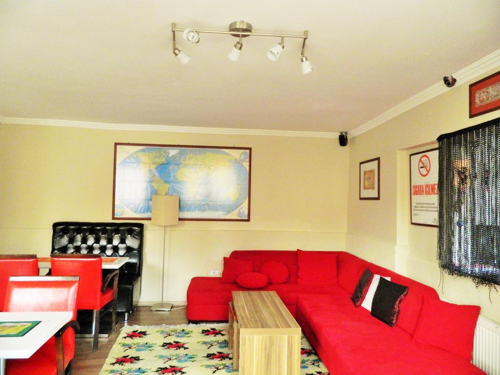 Crowded House Hotel 19/24