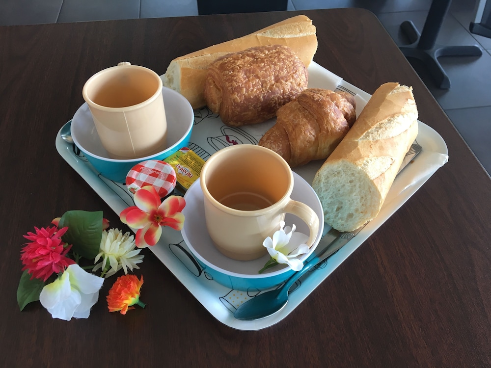 Tahiti Airport Motel 40/64