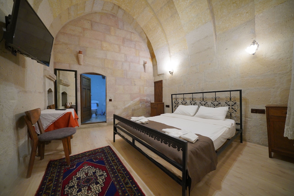 CAVE, DOUBLE OR TWIN BED