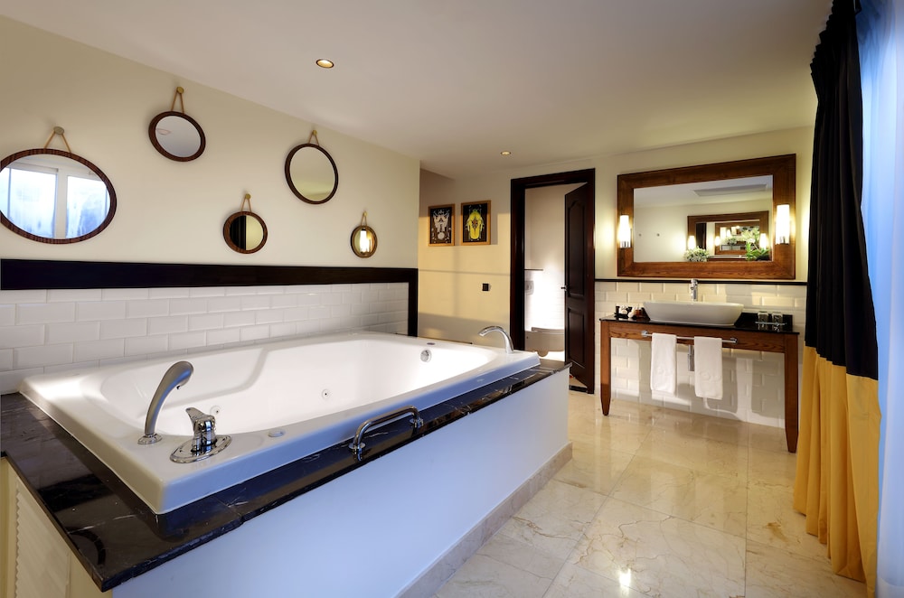 Grand Palladium Lady Hamilton Resort and Spa 7/42