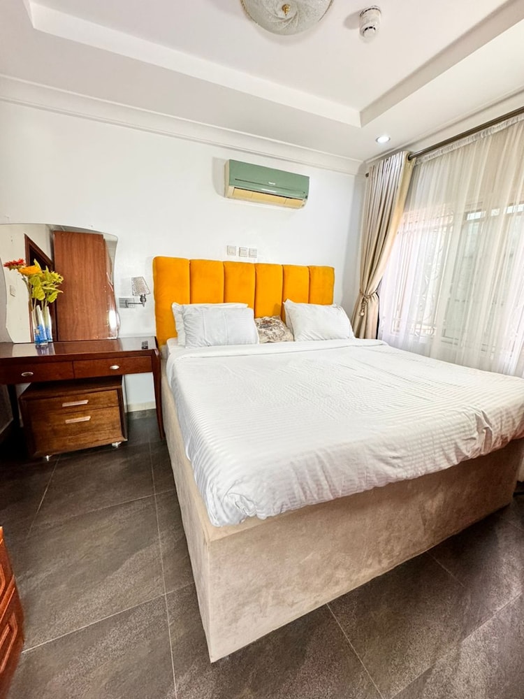2 BEDROOMS, SUITE