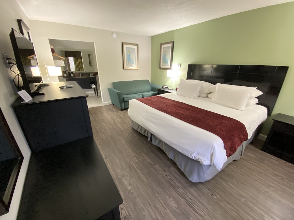 Lx Hotel A Travelodge By Wyndham 17/70