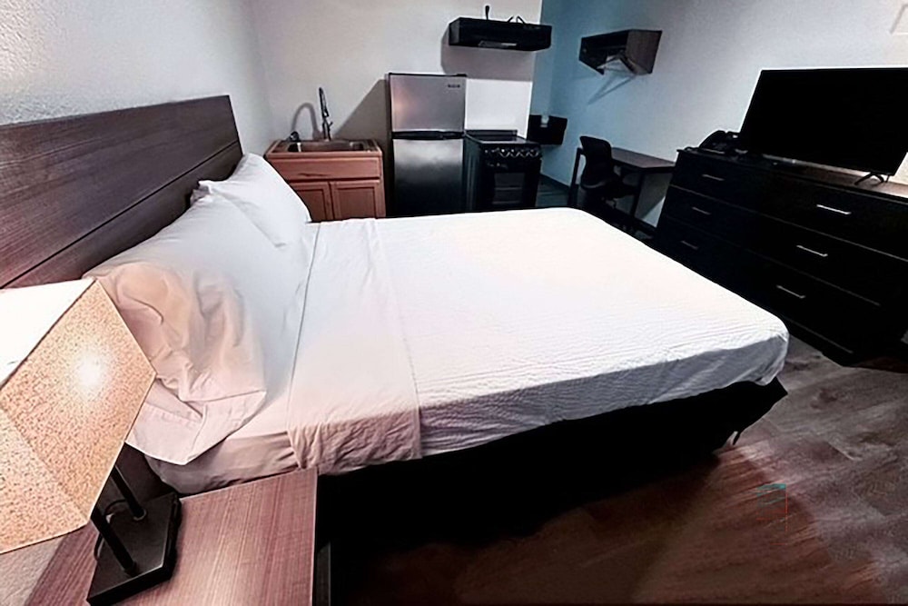 Studio City Suites, a Travelodge by Wyndham 32/37