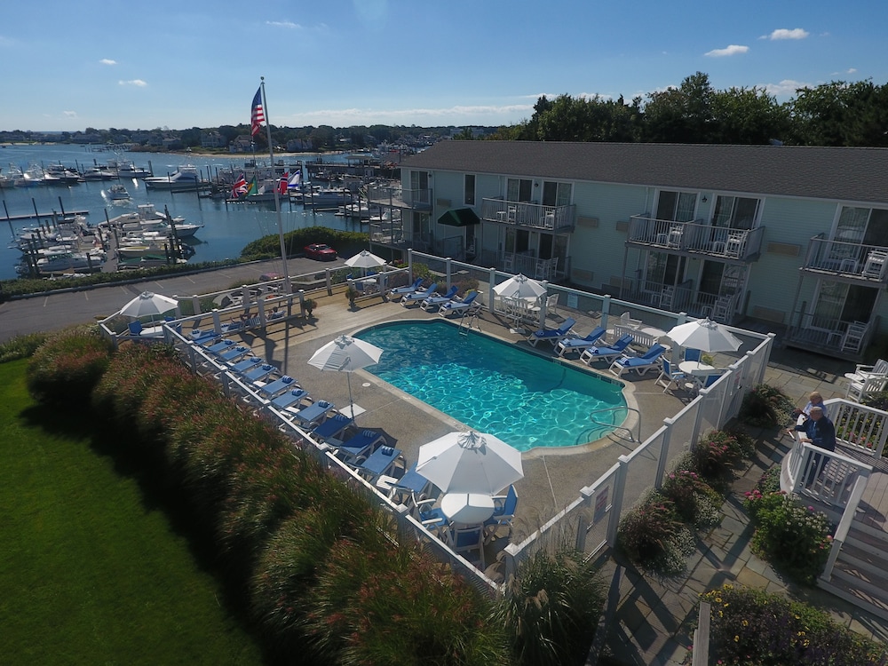 Anchor In Distinctive Waterfront Lodging 57/65