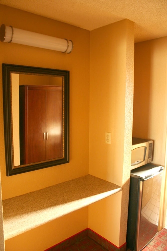 Pacific Inn And Suites 50/50