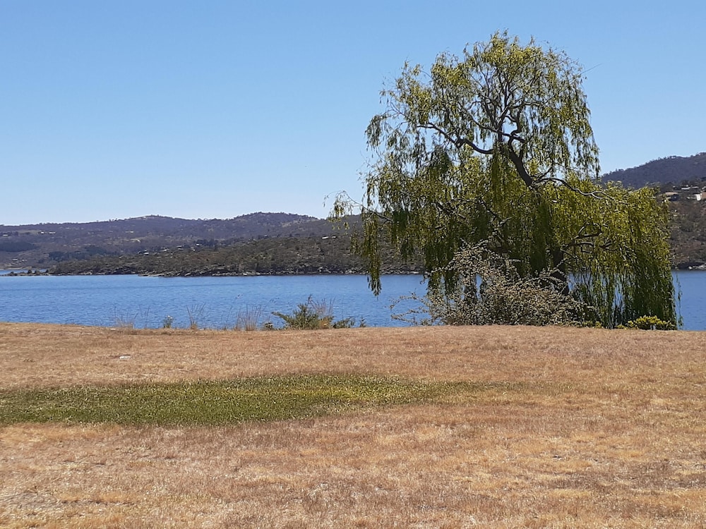 LAKE JINDABYNE HOTEL 68/75