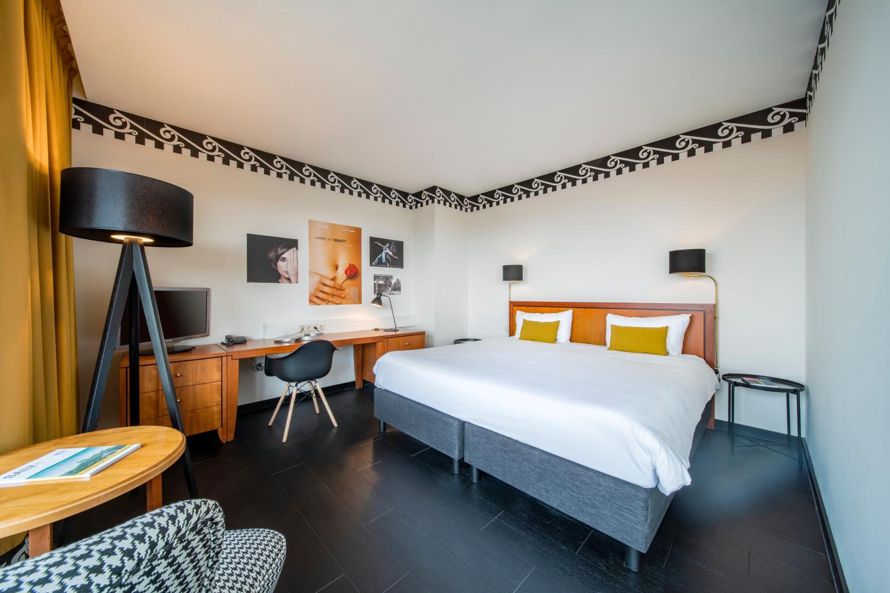 STANDARD, TWIN BEDS, CITY VIEW