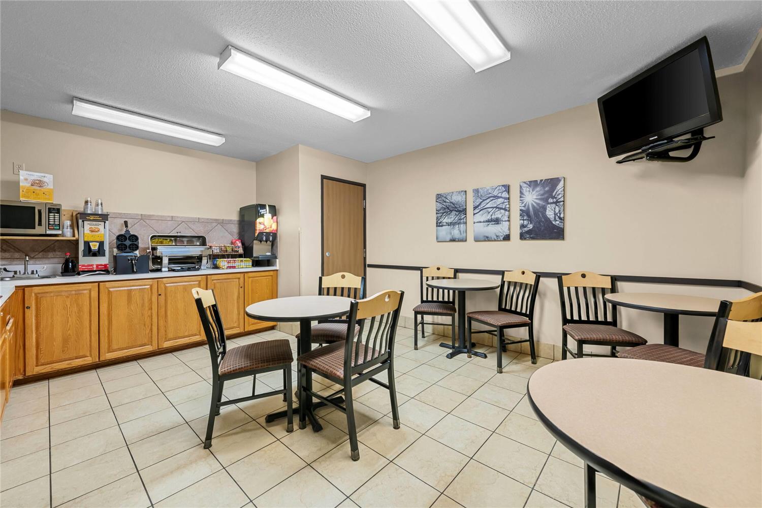 Super 8 By Wyndham Alexandria Mn 8/13