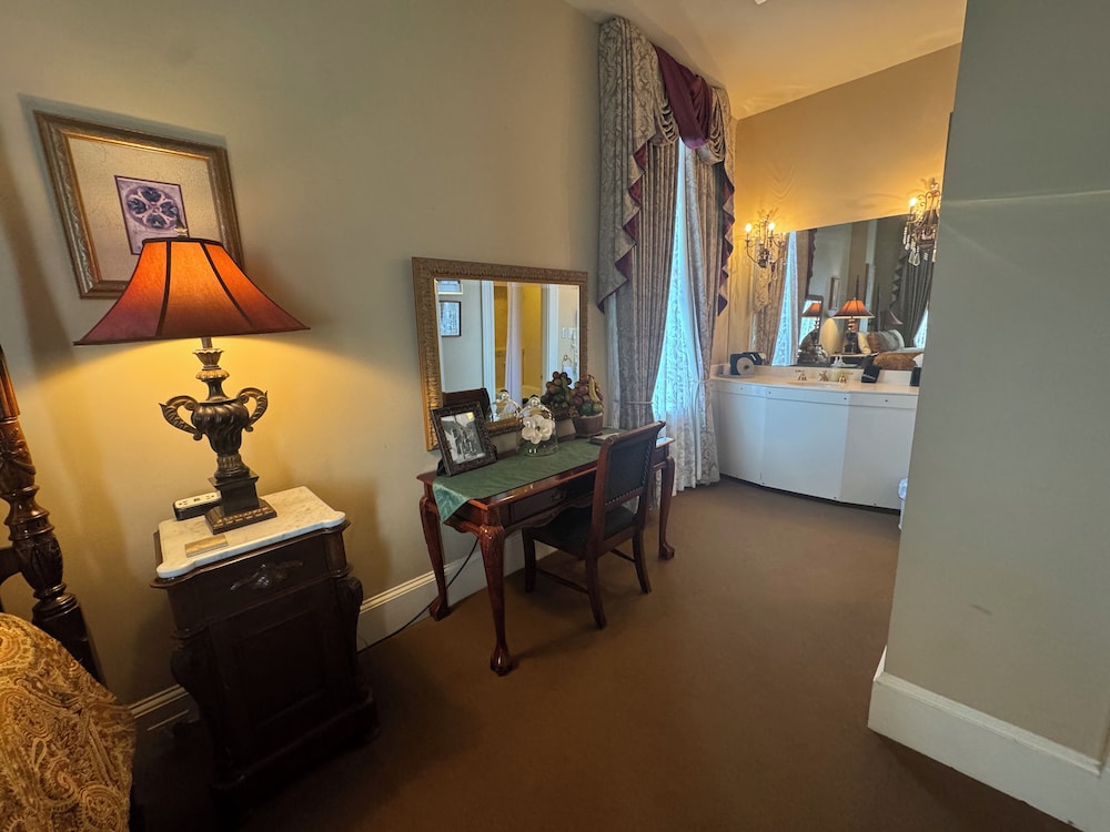 The Guest House Historic Mansion 39/73