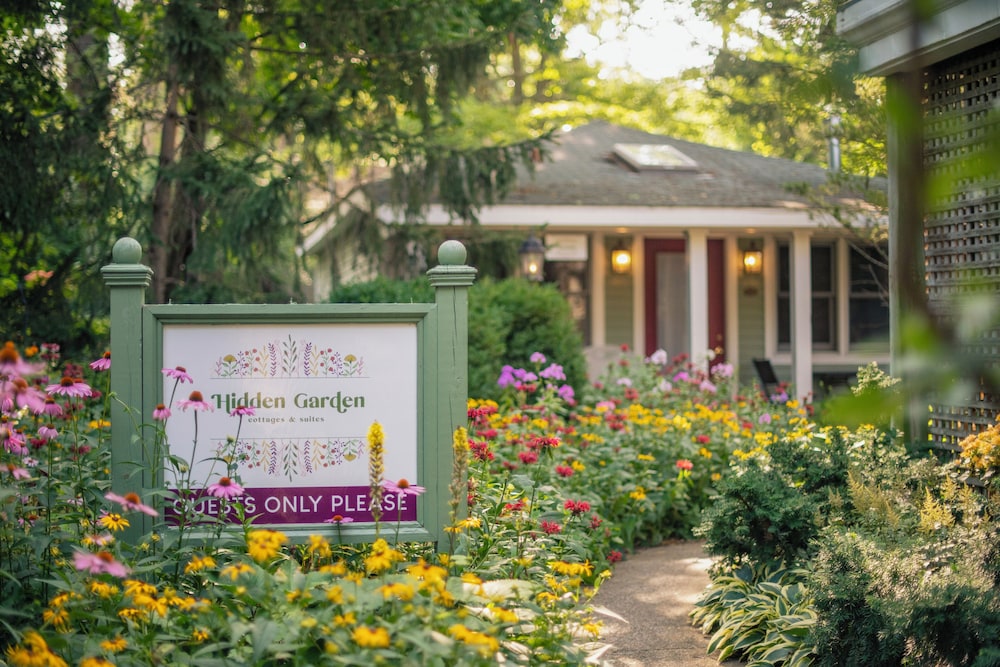 Hidden Garden Cottages Bed &amp; Breakfast 2/49