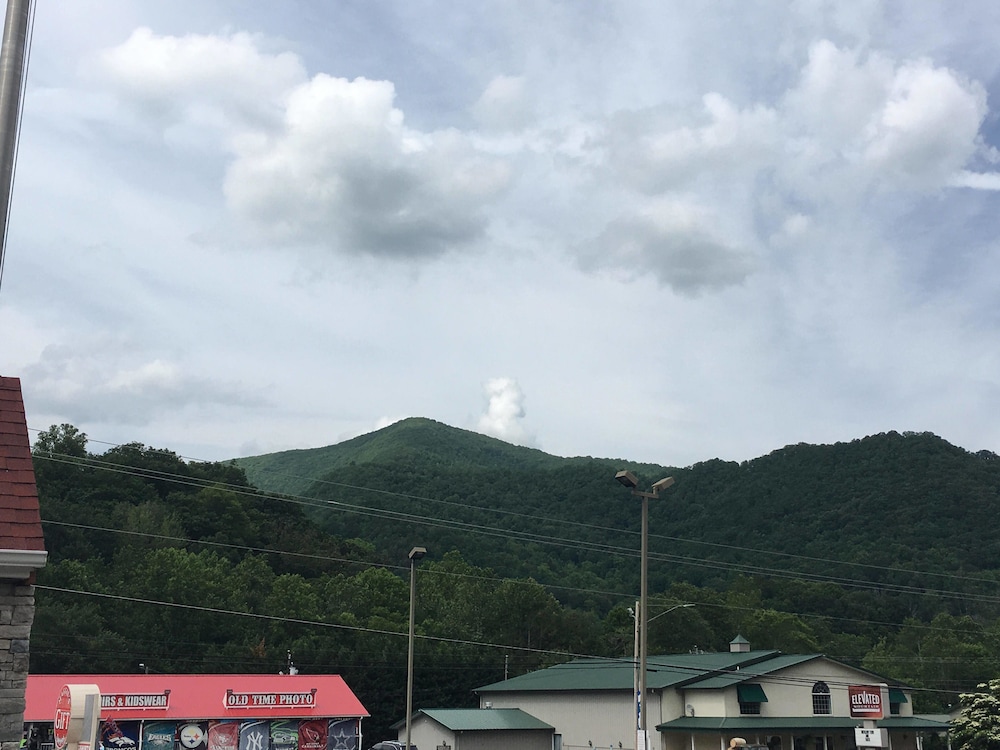 Quality Inn & Suites Maggie Valley - Cherokee Area 54/59