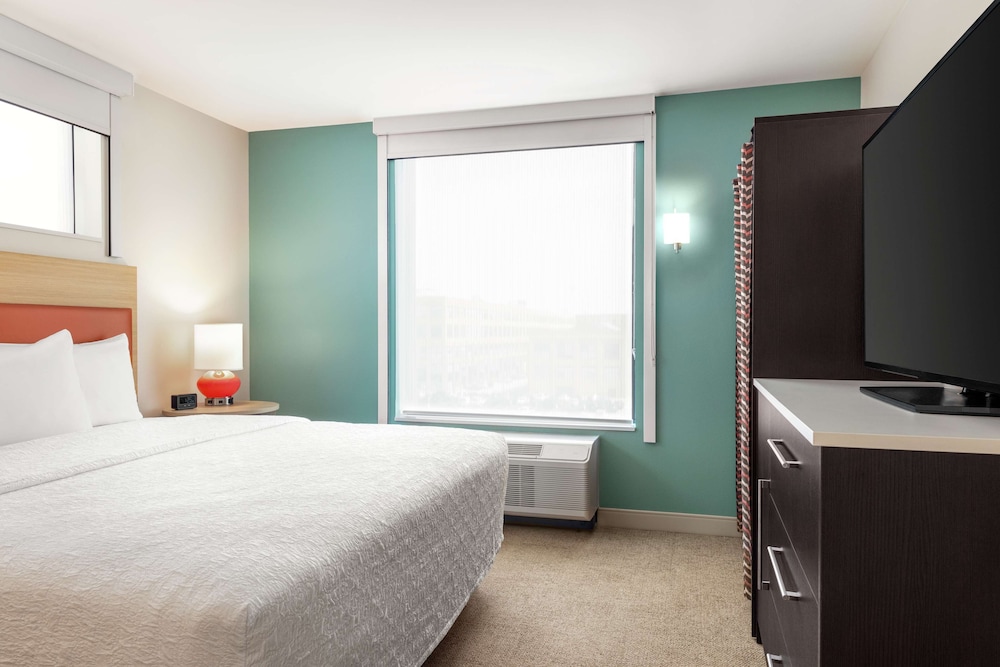 SUITE, KING BED, ACCESSIBLE