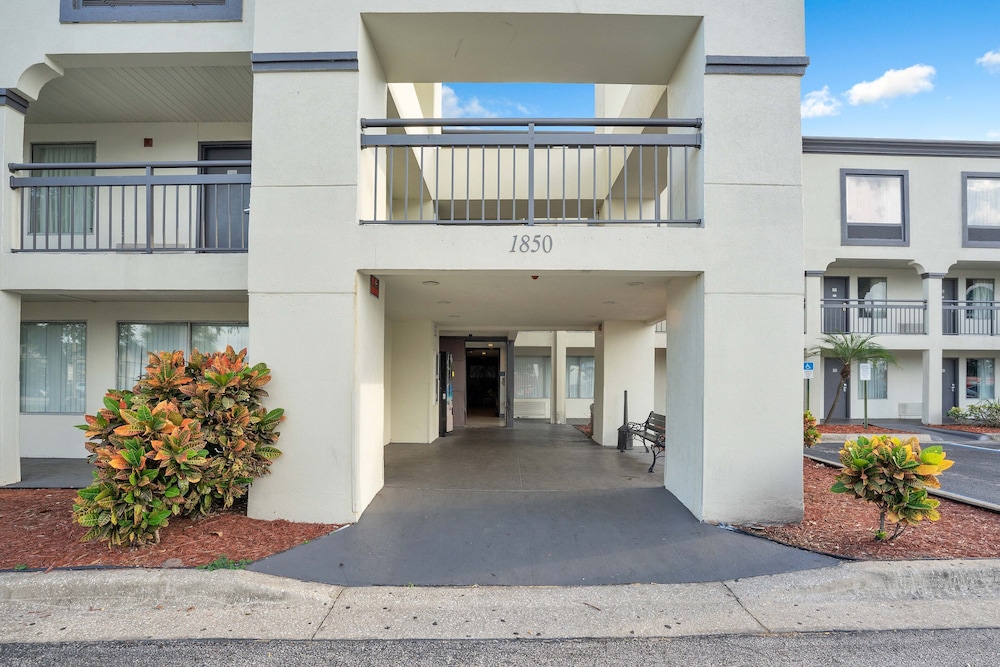 Super 8 by Wyndham Orlando Near Florida Mall 5/54