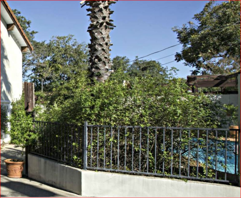 The Lakehouse Bed & Breakfast 3/46