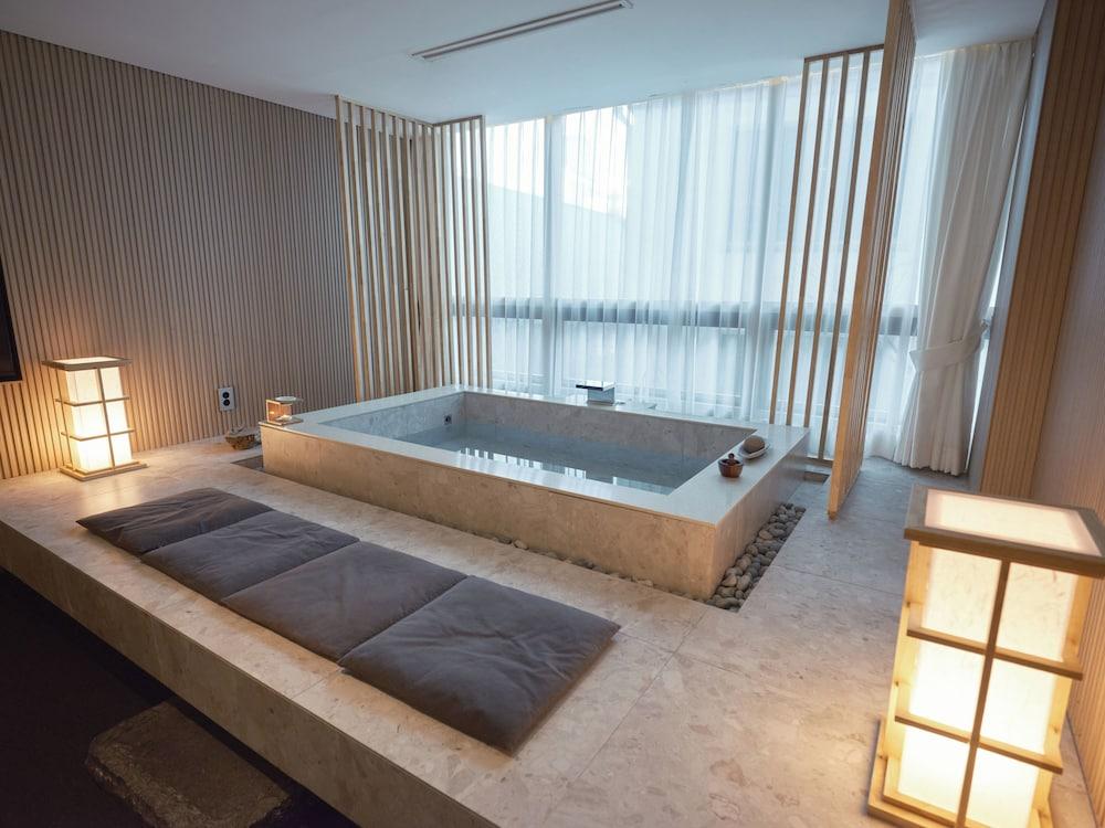 UH Suite The Myeongdong 15/52