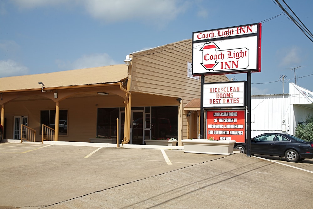 Coach Light Inn Brenham 36/37