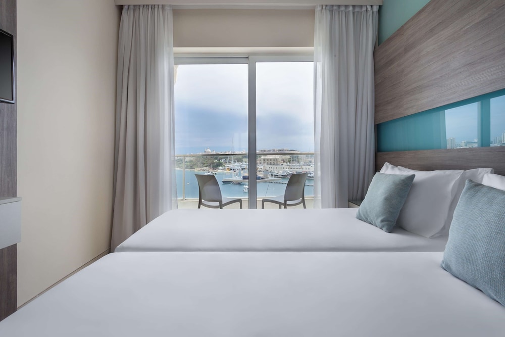 115 The Strand Hotel And Suites 12/49