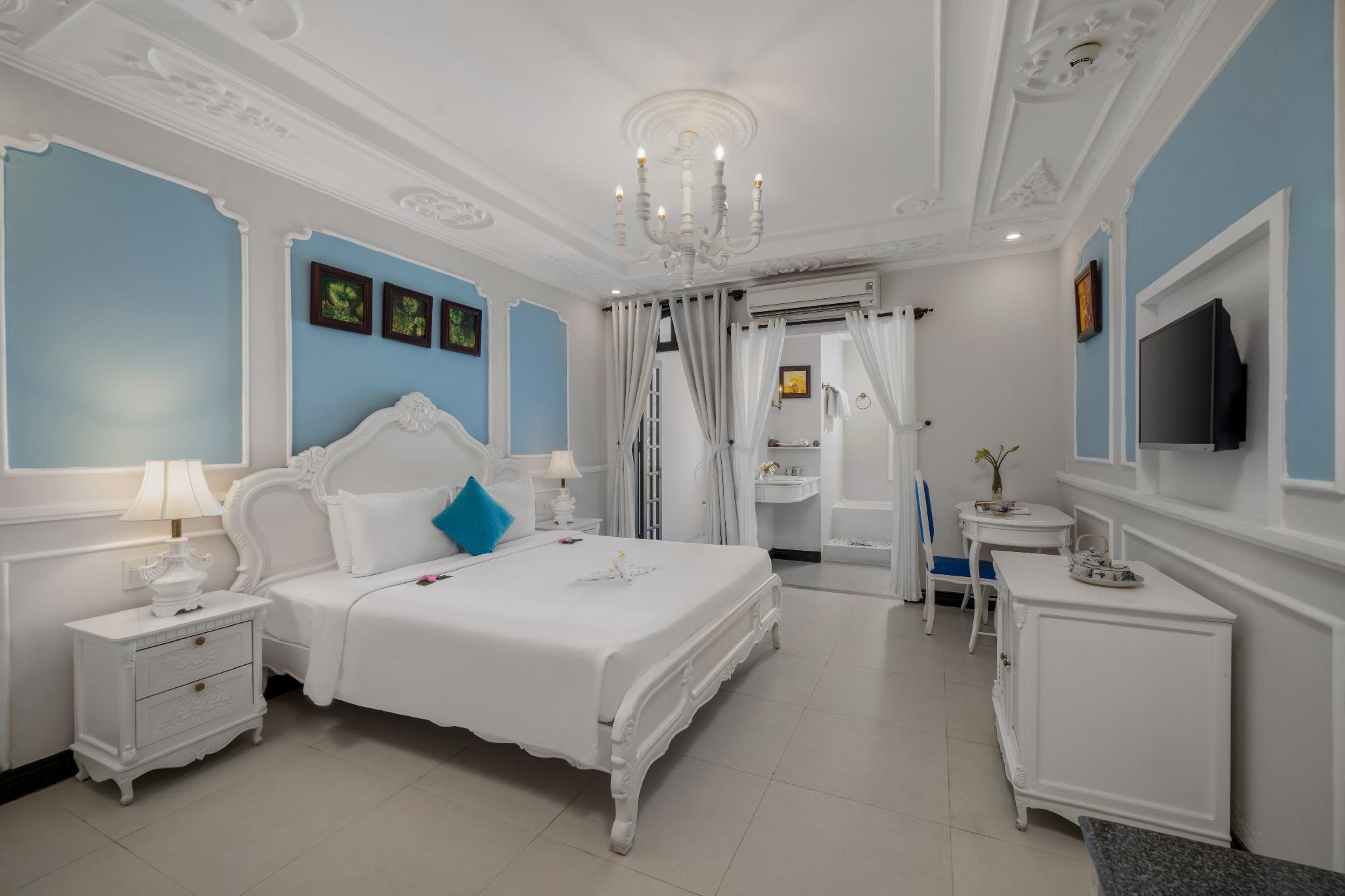 Palace, Suite, Queen Bed