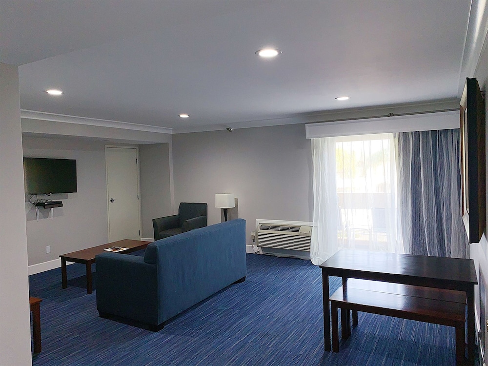 Pacific Inn 46/65